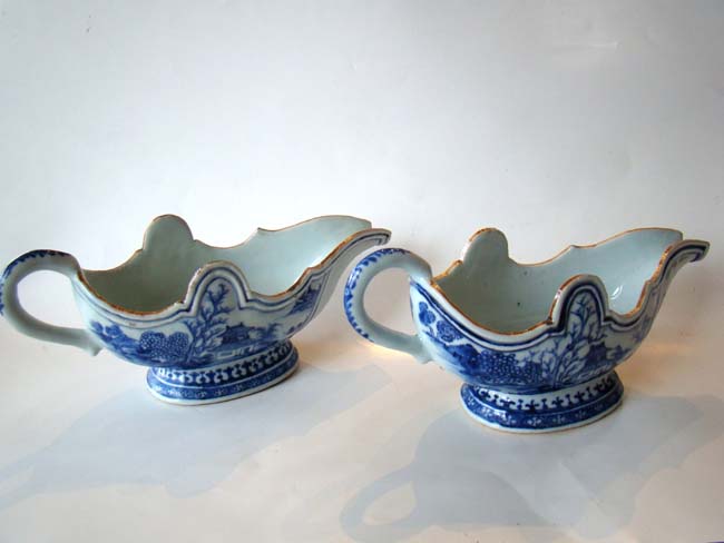 A fine and rare pair of 18th century chinese Export porcelain sauceboats circa 1765-1775